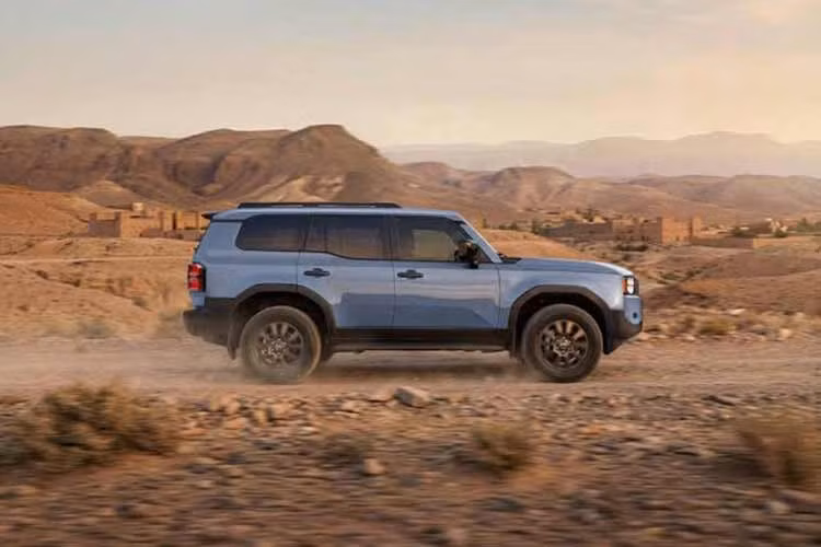 Đến năm 2026, đánh dấu cột mốc dòng xe off-road biểu tượng tròn 75 năm, nhà sản xuất ô tô Nhật Bản đã ghi lại dấu ấn bằng 75 chiếc xe Land Cruiser phiên bản đặc biệt có số lượng giới hạn. Land Cruiser kỷ niệm 75 năm được phát triển dựa trên Land Cruiser 250, có đèn pha tròn giống với mẫu Land Cruiser 1958 tại thị trường Mỹ.