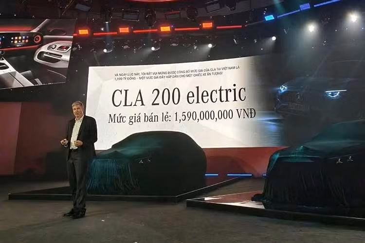 Xe cũng có khả năng sạc nhanh từ 10% lên 80% trong khoảng 20 phút tại điều kiện sạc phù hợp. Với trạm chỉ tương thích hệ thống 400V, công suất sạc nhanh DC tối đa giới hạn ở 100 kW và thời gian tương ứng khoảng 40-45 phút. Sạc chậm AC 11 kW dùng điện 3 pha cho phép sạc từ 0-100% trong khoảng 6,5 giờ.
