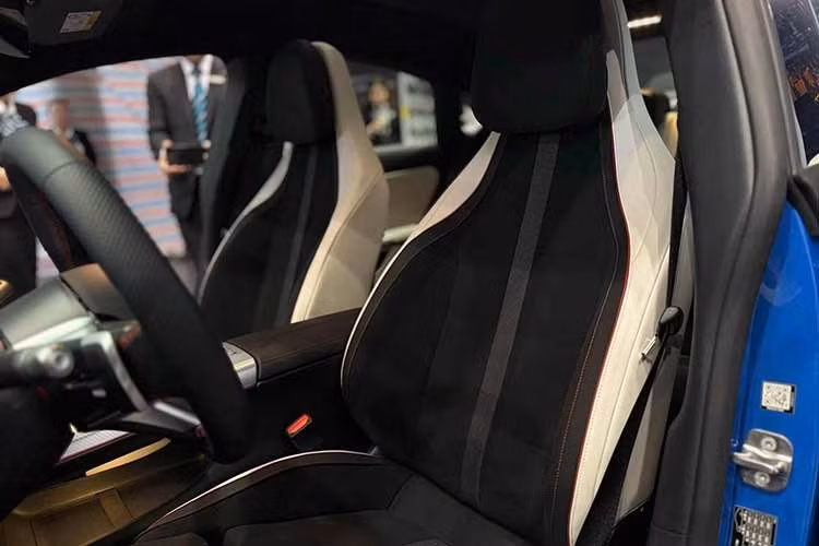 Trước mặt người lái là vô lăng bọc da Nappa, ốp nhôm vân carbon sáng màu, bảng đồng hồ kỹ thuật số 10,25 inch và 2 màn hình 14 inch. Bên cạnh đó là trợ lý ảo MBUX Virtual Assistant hỗ trợ điều khiển bằng giọng nói trực tuyến, màn hình hiển thị thông tin trên kính lái MBUX, camera selfie/quay video,...