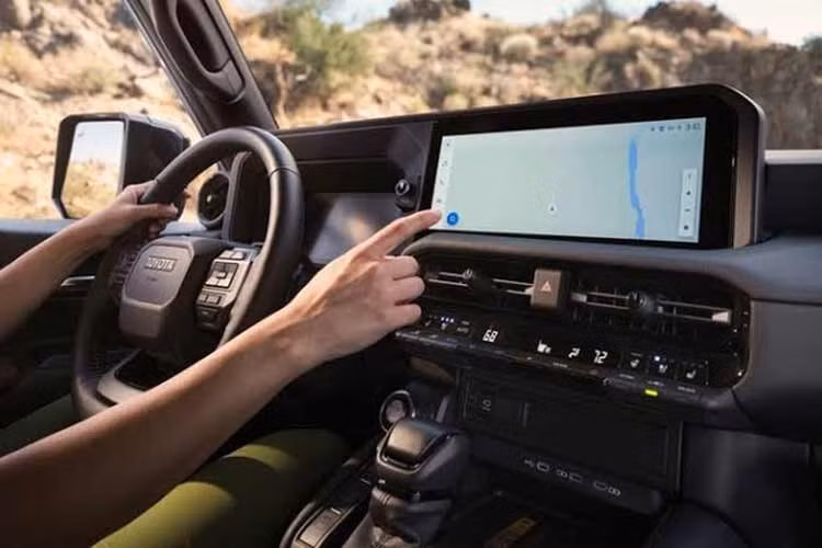 Điểm khác biệt lớn nữa giữa phiên bản Land Cruiser dành cho thị trường Mỹ và Đức nằm ở hệ truyền động. Phiên bản dành cho thị trường Đức trang bị động cơ turbodiesel 2.8 lít kết hợp với hệ thống mild-hybrid 48V, sản sinh công suất 246 mã lực và mô-men xoắn 500 Nm. Hộp số tự động 8 cấp và hệ dẫn động 4 bánh toàn thời gian - 4WD.