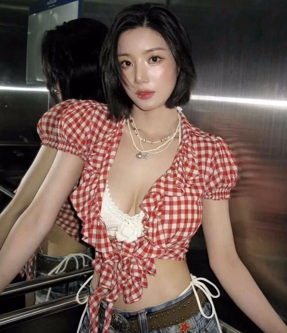 Kwon Eun Bi từng debut năm 2014 nhưng không gây được sự chú ý, bước ngoặt đến khi cô tham gia Produce 101 và trở thành thành viên nhóm nhạc IZ*ONE. Sau khi nhóm tan rã, Eun Bi theo đuổi sự nghiệp solo và dần khẳng định vị thế nhờ bản hit "Underwater".
