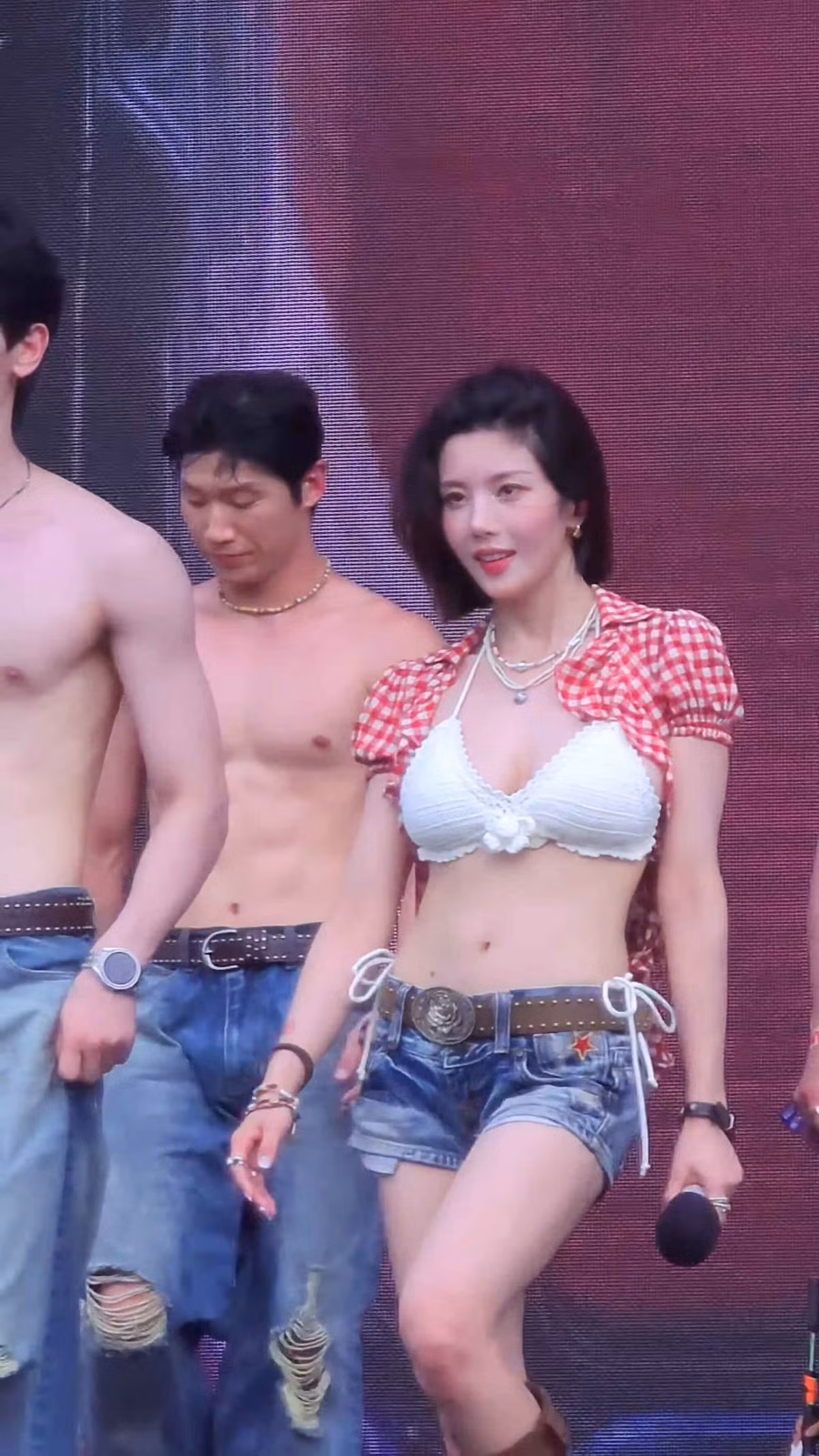 Trở lại lễ hội âm nhạc đậm chất mùa hè này, Kwon Eun Bi tiếp tục khẳng định danh xưng “nữ thần nhạc nước”. Từ phần trình diễn mãn nhãn, âm nhạc sôi động đến thần thái cuốn hút, tất cả đã khiến cô trở thành tâm điểm của sự chú ý ngay sau khi kết thúc sân khấu.
