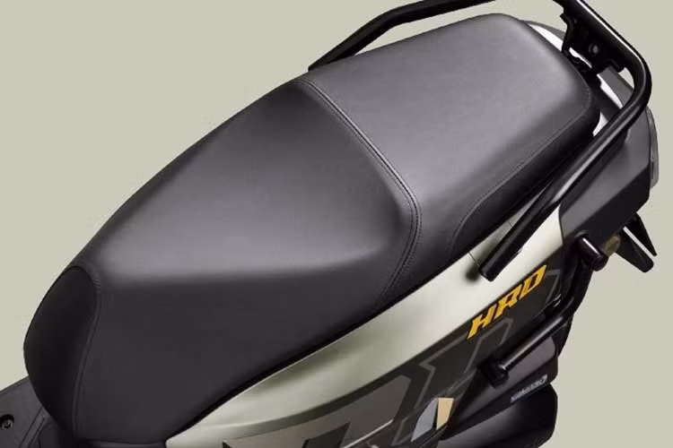 Nhiều chi tiết của xe có phần tương đồng với mẫu ADV160 nhưng ở một tỷ lệ nhỏ gọn hơn. Chắn bùn trước được tạo hình giống "mỏ chim" - chi tiết thường thấy trên các dòng xe adventure - góp phần nhấn mạnh cá tính của mẫu xe mới.