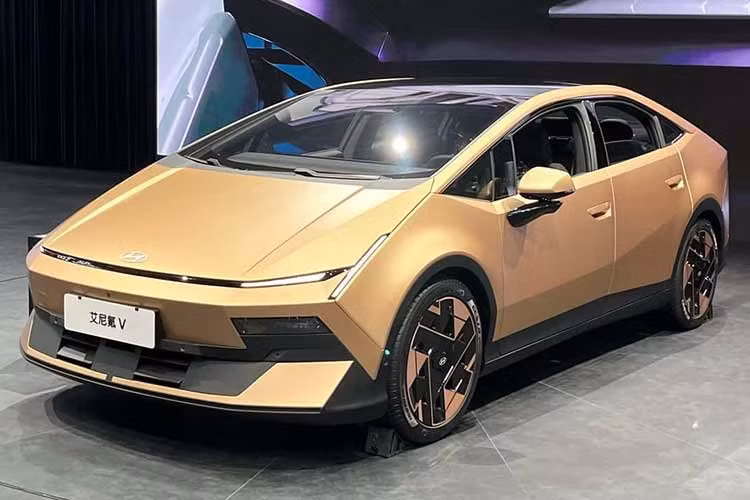 Theo hồ sơ đăng ký, Hyundai Ioniq V có kích thước dài x rộng x cao lần lượt 4.900 x 1.890 x 1.470 mm, cùng chiều dài cơ sở 2.900 mm. Các thông số này đưa mẫu xe vào nhóm sedan cỡ trung. Xe mang phong cách fastback lai coupe với những đường nét cơ bắp, nắp ca-pô vuốt liền mạch lên kính chắn gió tạo hệ số cản gió thấp.