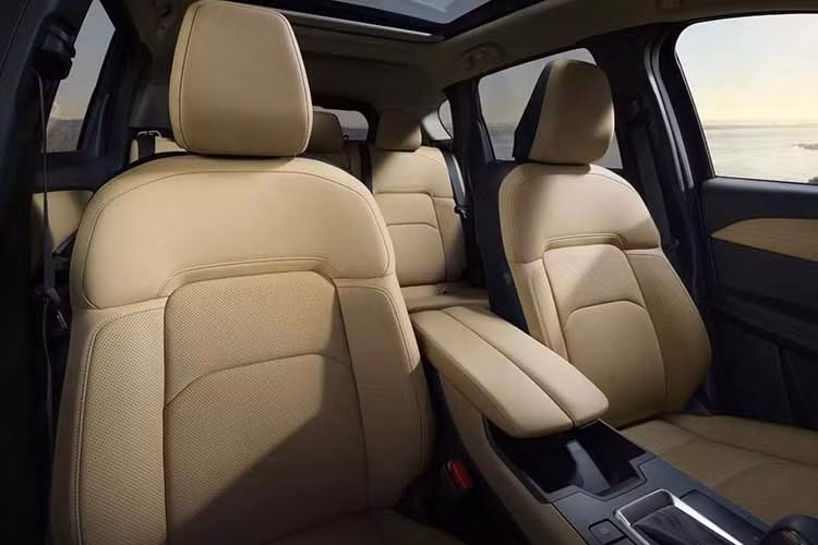 Dù chưa công bố thông số kỹ thuật cụ thể, Mazda khẳng định hệ truyền động mới sẽ đáp ứng kỳ vọng về khả năng tiết kiệm nhiên liệu trong phân khúc SUV cỡ C – nơi Mazda CX-5 sẽ cạnh tranh trực tiếp với những cái tên như Toyota RAV4, Honda CR-V, Hyundai Tucson, Kia Sportage và Subaru Forester.
