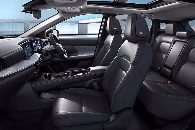 Theo thông số được Nissan công bố, Kicks thế hệ mới có chiều dài tổng thể 4.365 mm, rộng 1.800 mm và cao 1.615 mm. Chiều dài cơ sở đạt 2.655 mm, trong khi khoảng sáng gầm xe ở mức 170 mm.
