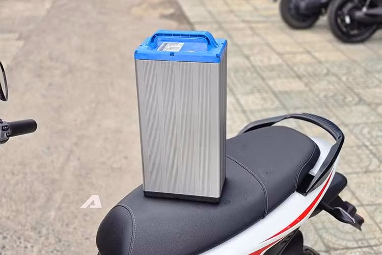 Xe được trang bị động cơ điện có công suất 2 mã lực, tăng 0,53 mã lực so với phiên bản tiền nhiệm. Nhờ nâng cấp này, mẫu xe điện dành cho học sinh có thể đạt tốc độ tối đa 48 km/h, cao hơn đáng kể mức 39 km/h của VinFast Flazz trước đây.