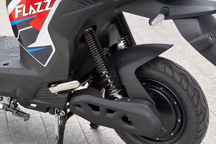 Tương tự các dòng xe máy điện đổi pin khác của VinFast đang được bán ra thị trường hiện nay, Flazz Max vẫn được áp dụng chính sách miễn phí sạc và đổi pin tại hệ thống trạm sạc, trạm đổi pin của hãng.