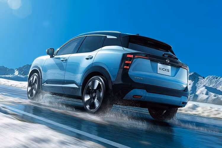 Ở phiên bản tiêu chuẩn dẫn động cầu trước (FWD), Nissan Kicks 2026 được trang bị mô-tơ điện có công suất 146 mã lực và mô-men xoắn cực đại 315 Nm. Nguồn điện được tạo ra từ động cơ xăng HR14DDe dung tích 1.4L. Theo Nissan, cách vận hành này giúp xe duy trì cảm giác tăng tốc đặc trưng của xe điện nhưng không phụ thuộc vào hạ tầng sạc bên ngoài.