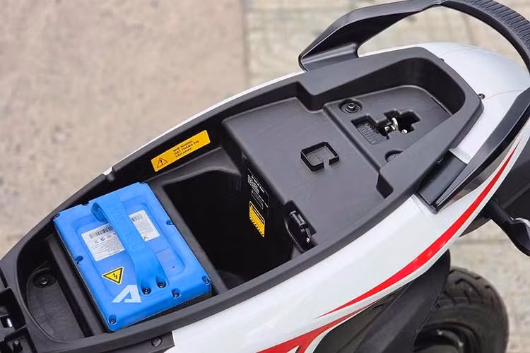 Nguồn điện cung cấp cho xe đến từ bộ pin LFP dung lượng 1,5 kWh. Pin có thể tháo rời nhằm hỗ trợ đổi pin nhanh tại hệ thống trạm đổi pin của VinFast trên toàn quốc. Theo công bố từ hãng, Flazz Max có thể di chuyển tối đa khoảng 85 km sau mỗi lần sạc đầy, cải thiện đáng kể phạm vi hoạt động so với phiên bản cũ.