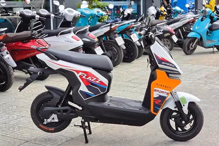 VinFast Flazz Max sở hữu kích thước dài 1.745 mm, rộng 700 mm và cao 1.050 mm. Chiều dài cơ sở đạt 1.230 mm. Nhà sản xuất không công bố trọng lượng xe, song thực tế cho thấy Flazz Max có kết cấu khá gọn nhẹ, phù hợp với việc dắt xe, quay đầu hoặc di chuyển trong các khu vực có không gian hạn chế.