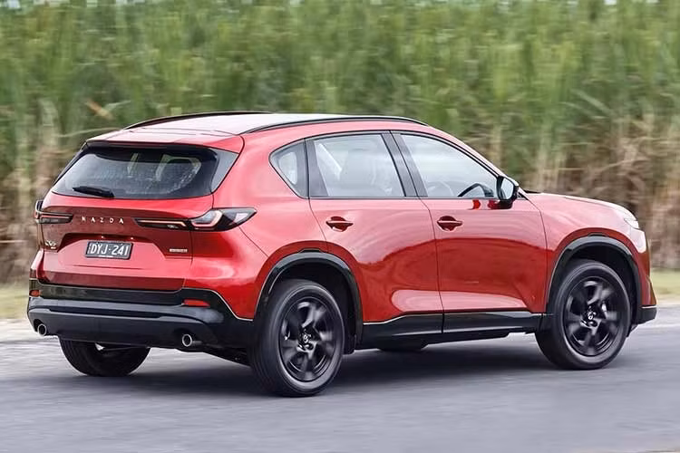 Về thiết kế, mẫu xe SUV Mazda CX-5 Hybrid 2027 mới vẫn trung thành với ngôn ngữ thiết kế Kodo quen thuộc nhưng được tinh chỉnh nhằm mang lại vẻ ngoài hiện đại và mạnh mẽ hơn.