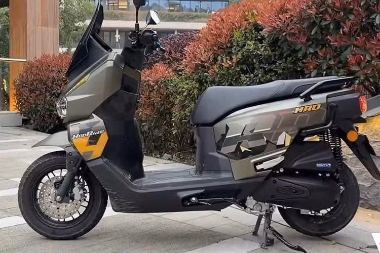 Về ngoại hình, mẫu xe ga Honda HooRide 125 2026 gây ấn tượng với thiết kế đậm chất phiêu lưu cùng những phụ kiện tích hợp đáp ứng cho nhu cầu off-road của nhiều tín đồ đam mê phiêu lưu nhưng sở hữu túi tiền vừa phải.