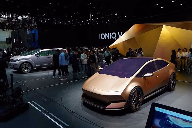 Theo kế hoạch hiện tại, Hyundai Ioniq V gần như chắc chắn sẽ chỉ được phân phối tại Trung Quốc. Mẫu xe là một phần trong chiến lược tung ra 20 sản phẩm mới với nhiều loại hệ truyền động khác nhau trong vòng 5 năm tới nhằm cải thiện vị thế của Hyundai tại thị trường này.