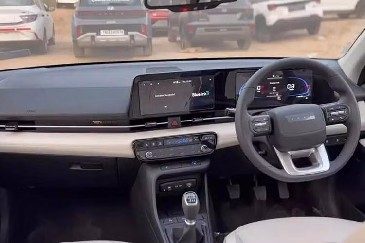 Bên trong, nội thất của Hyundai Accent 2026 cũng được tinh chỉnh ở một số trang bị. Trong đó, nổi bật hơn cả là vô lăng D-cut thể thao mới với mã morse thay cho logo chữ "H" quen thuộc của Hyundai. Tiếp theo là ghế bọc da nhân tạo, ghế trước chỉnh điện/thông gió, ghế lái hỗ trợ chỉnh điện 8 hướng với chức năng nhớ vị trí/thu gọn khi người lái ra/vào xe và ghế hành khách chỉnh điện 4 hướng.