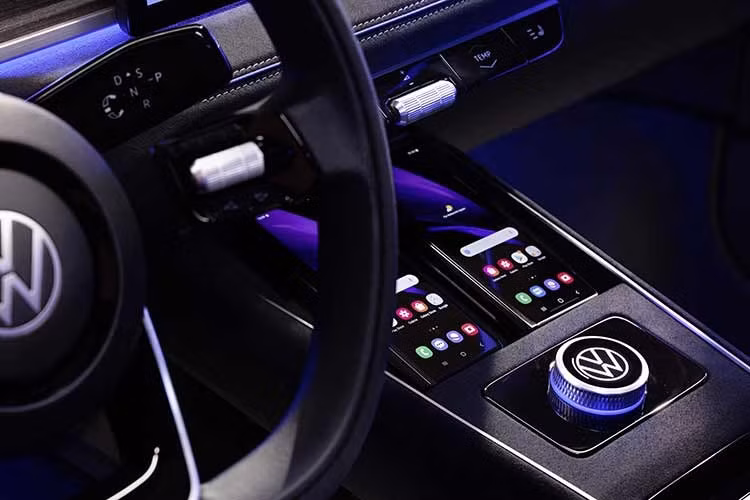 Tính năng cấp điện ra ngoài (V2L) với công suất 3,6 kW cũng được trang bị cho mẫu xe này. Tương tự Volkswagen Golf Mk8.5, ID.3 Neo sẽ quay lại sử dụng các nút bấm vật lý trên vô lăng thay cho các phím cảm ứng vốn bị nhiều người dùng kêu ca. Nhiều khả năng xe cũng có thêm các nút chỉnh điều hòa riêng trong khi màn hình hiển thị thông tin trên kính lái có thể được tăng kích thước so với mức 5,3 inch hiện tại.