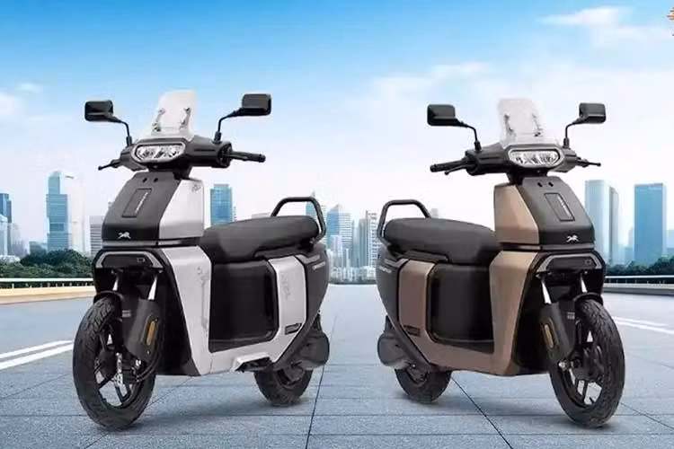 Đánh giá khách quan, mẫu xe máy điện TVS Orbiter V1 của Ấn Độ có khoảng 40% tương đồng với mẫu Honda CUV e:, một số điểm khác được cải tiến với màu sắc thương hiệu, đặc trưng thị trường.