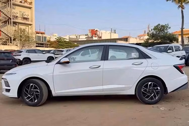 Hyundai Accent 2026 tại Ấn Độ đã được nâng cấp cả về ngoại hình lẫn trang bị. Trong đó, đáng chú ý nhất là khu vực ngoại thất với hàng loạt thay đổi. Cụ thể hơn, mẫu sedan hạng B này được trang bị lưới tản nhiệt mạ crôm màu tối mới, cụm đèn pha LED Projector kép và cản trước/sau thiết kế lại.