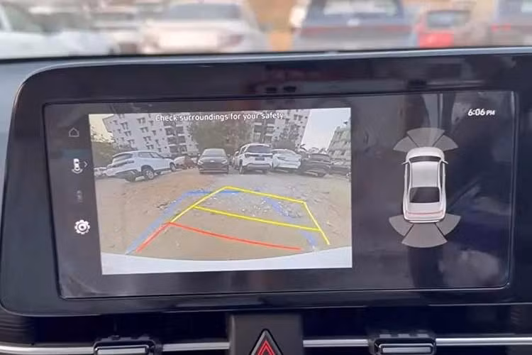 Những trang bị đáng chú ý khác của mẫu xe này gồm có 2 màn hình 10,25 inch phục vụ hệ thống giải trí và bảng đồng hồ kỹ thuật số, hỗ trợ kết nối Android Auto/Apple CarPlay không dây, hệ thống âm thanh Bose 8 loa, bảng điều khiển chuyển đổi giữa hệ thống giải trí/điều hòa...