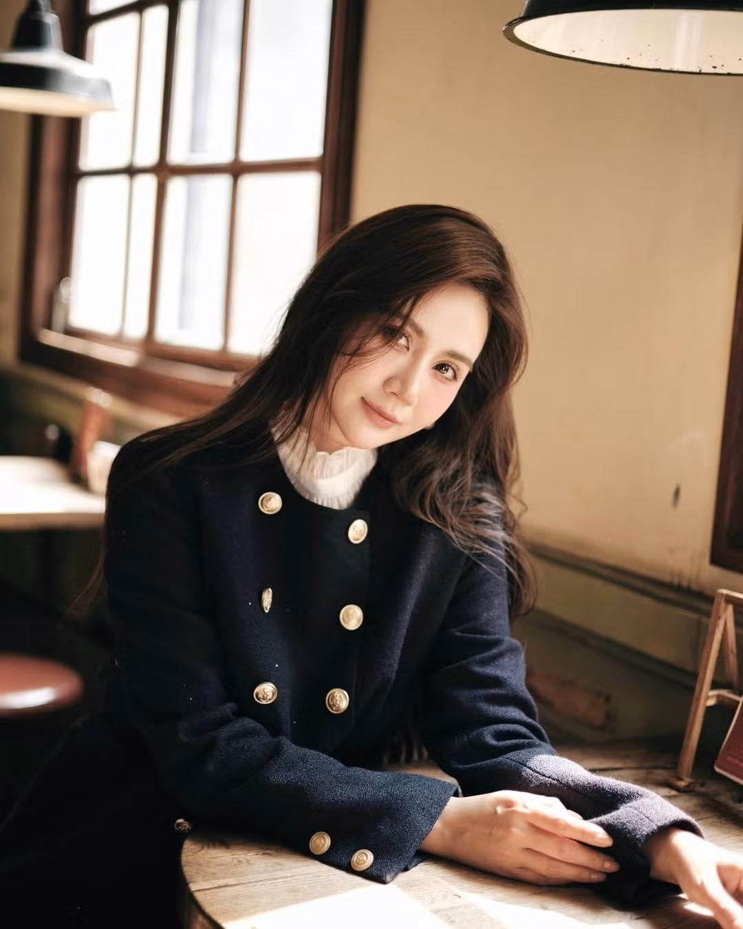 Nữ diễn viên Huyền Lizzie (Phan Minh Huyền) vừa đăng tải loạt ảnh mới trên Instagram cá nhân, ngay lập tức khiến người hâm mộ trầm trồ vì visual nhẹ nhàng, thanh lịch chuẩn phong cách Hàn Quốc.