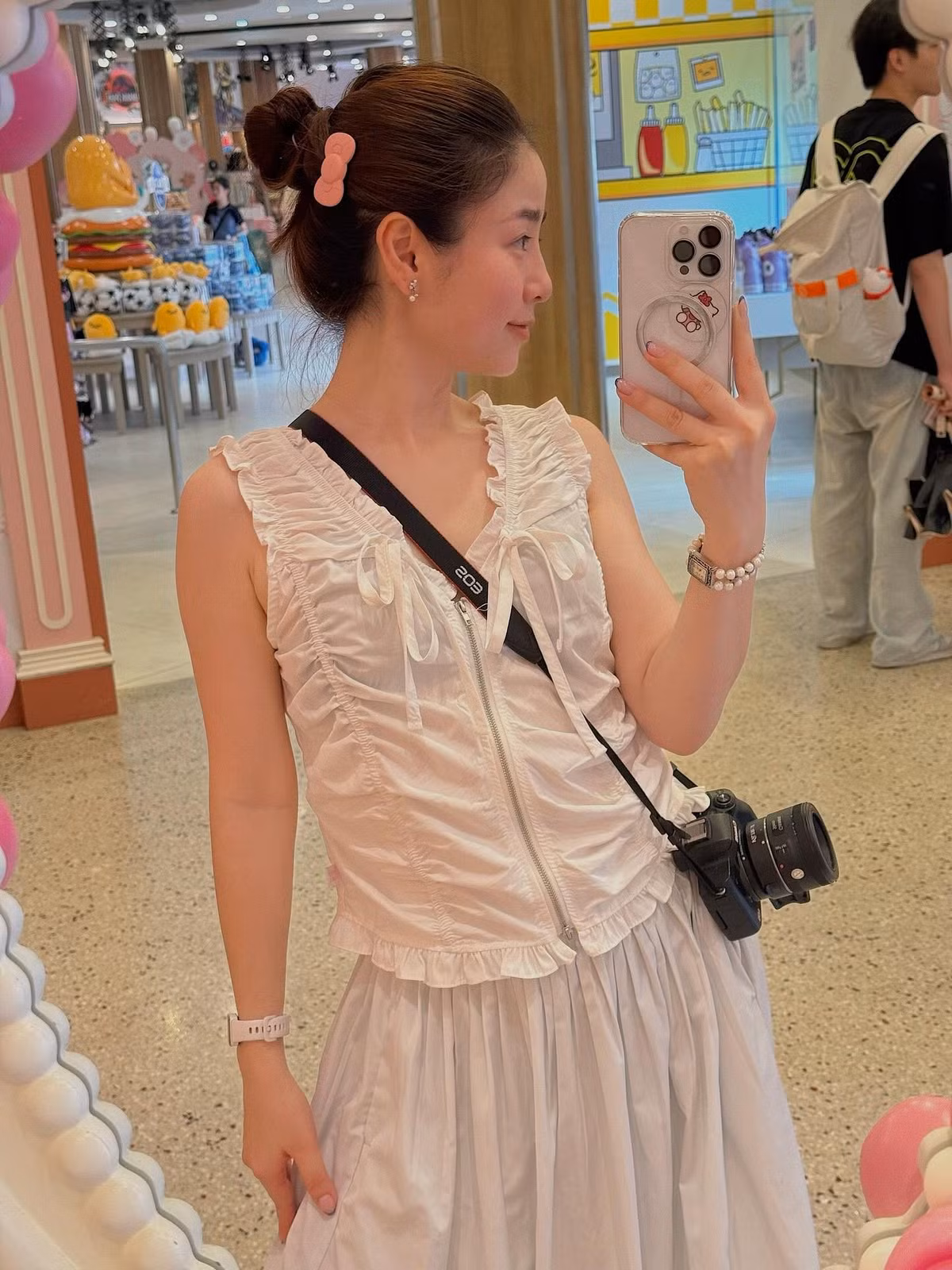 Nam Thương từng xuất hiện trên báo Trung Quốc với danh xưng “nữ thần” nhờ gương mặt bầu bĩnh, nụ cười hiền, làn da trắng không tì vết.