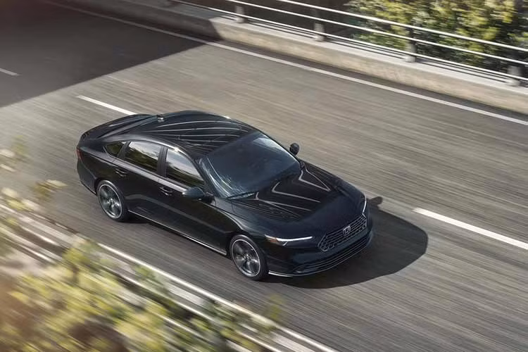 Theo số liệu từ Automotive News, bộ ba Accord, Civic và Prelude đóng góp gần một phần ba doanh số bán xe của Honda tại Mỹ trong quý I/2026, giúp thị phần sedan của hãng tăng lên 15,9%. Riêng Accord đạt doanh số 37.317 xe trong ba tháng đầu năm, chiếm 21,5% thị phần phân khúc sedan cỡ trung và đứng thứ hai toàn thị trường, chỉ sau Toyota Camry.