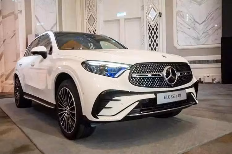 Mercedes-Benz GLC thế hệ mới đang được bán ra tại thị trường Việt với 2 phiên bản xăng thuần là 200 và 300 4MATIC. Tuy nhiên trong bối cảnh Chính phủ đang thúc đẩy người dùng chuyển đổi xanh sang các dòng xe điện hoá thì GLC 350e 4MATIC được xem là mẫu xe chiến lược của Mercedes-Benz Việt Nam.