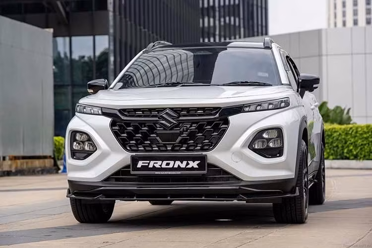 Mẫu xe Suzuki Fronx Sport 2026 mới vừa chính thức được giới thiệu tại thị trường Malaysia. Xe được xây dựng trên nền tảng Fronx Hybrid đã bán tại Malaysia từ tháng 11 năm ngoái. Mức giá bán của phiên bản này là 130.888 RM (khoảng 847 triệu đồng).