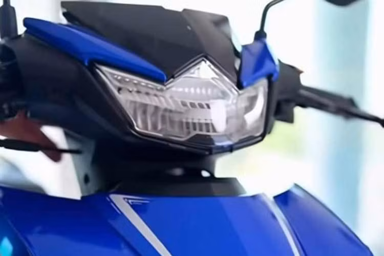 Trong đó, cụm đèn pha được thiết kế lại theo hướng gọn gàng hơn nhưng vẫn giữ vẻ thể thao và mạnh mẽ. Khu vực mặt nạ cùng phần yếm trước cũng được tinh chỉnh nhằm mang đến diện mạo mới hiện đại hơn, đồng thời duy trì những nét nhận diện đặc trưng đã làm nên tên tuổi của dòng Exciter.