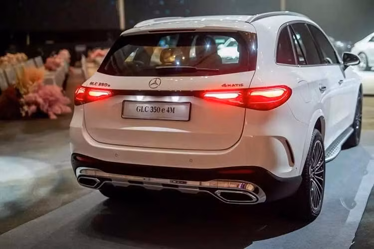 Như vậy, đây là lần đầu tiên dòng Mercedes-Benz GLC ở Việt Nam có phiên bản PHEV. Điểm nhấn của phiên bản này là hệ truyền động hybrid sạc điện gồm máy xăng 4 xi-lanh, tăng áp, dung tích 2.0L, cụm pin 24,8 kWh và 1 mô-tơ điện. Hệ truyền động này cho công suất tổng cộng 313 mã lực và mô-men xoắn cực đại 550 Nm, mạnh hơn đáng kể so với GLC 300 4Matic.