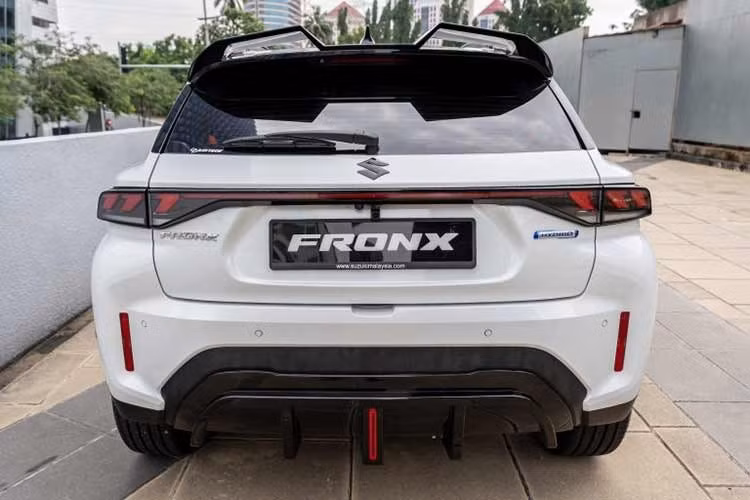 Trong khi đó, phiên bản Suzuki Fronx Hybrid tiêu chuẩn dùng mâm 16 inch với lốp 195/60R16. Ngoài ra, xe còn có bộ khuếch tán gió phía sau, cánh gió gắn trên cửa cốp và tem trang trí Fronx Sport hai bên thân xe.