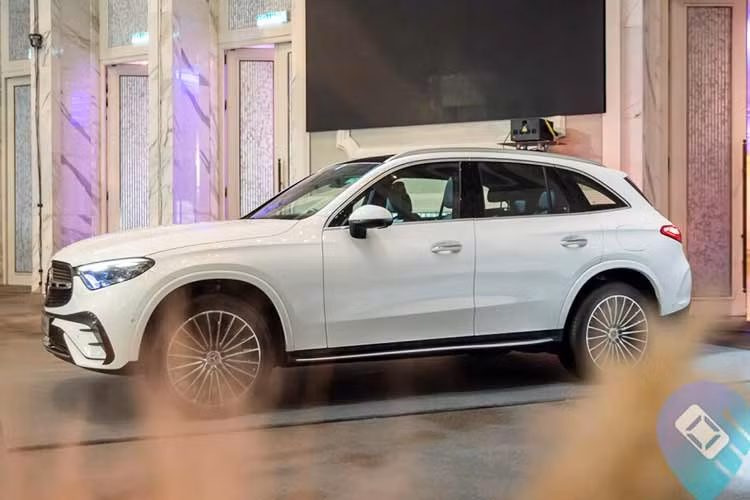 Thông tin này đã được các đại lý cùng tư vấn viên bán hàng của Mercedes-Benz Việt Nam (MBV) hé lộ để mời chào khách hàng, trước khi dòng xe này được ra mắt. Theo đó, MBV đang có kế hoạch sẽ phân phối chính thức GLC 350e 4MATIC tại Việt Nam vào cuối năm 2026. Các tư vấn viên cho biết khả năng cao xe sẽ mang thiết kế giống bản 300 4MATIC hiện tại.