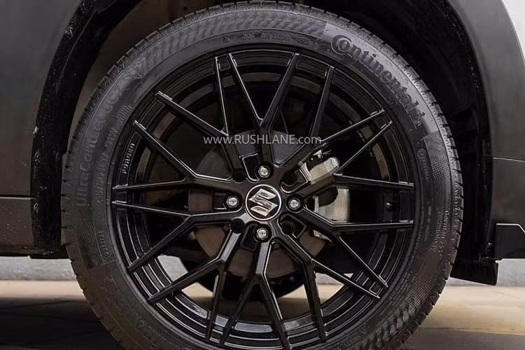 Dù có diện mạo thể thao hơn, Suzuki Fronx Sport không được thay đổi về khung gầm hay hệ thống vận hành. Mẫu xe này vẫn dùng treo trước MacPherson, treo sau thanh xoắn, phanh đĩa thông gió ở bánh trước và phanh tang trống ở bánh sau. Khối lượng toàn tải tiếp tục ở mức 1.480 kg.