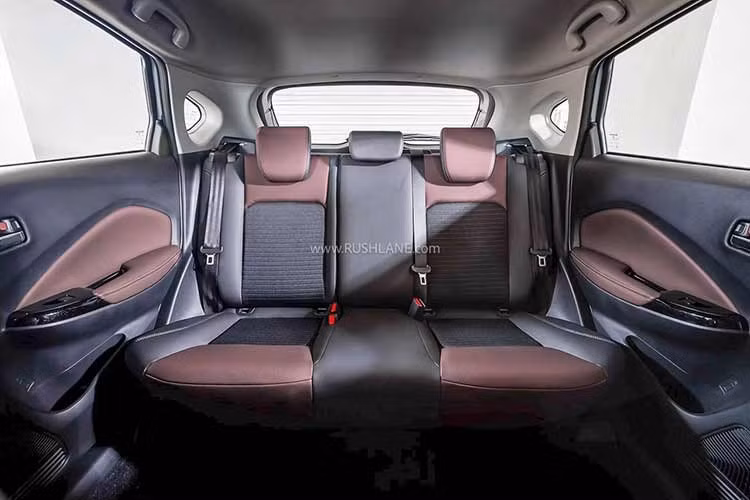 Suzuki Fronx Sport tại Malaysia vẫn giữ đầy đủ các công nghệ hỗ trợ lái từ bản Fronx Hybrid. Danh sách này gồm ga tự động thích ứng, cảnh báo điểm mù, cảnh báo phương tiện cắt ngang phía sau, hỗ trợ chuyển làn, cảnh báo lệch làn, hỗ trợ ngăn lệch làn, hỗ trợ giữ làn và cảnh báo xe lắc lư.