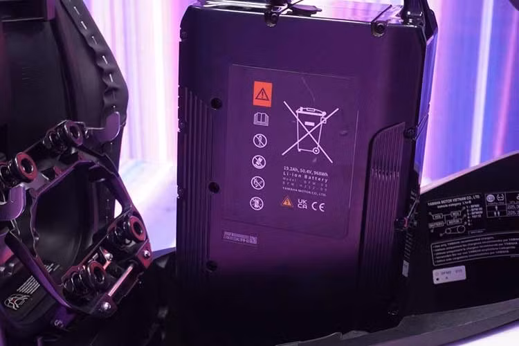 Bên cạnh đó, mẫu xe điện của Yamaha vẫn duy trì nhiều trang bị quen thuộc như hệ thống đèn LED toàn bộ, màn hình LCD hiển thị thông tin vận hành, kết nối điện thoại thông minh thông qua ứng dụng Y-Connect, hộc chứa đồ phía trước tích hợp cổng sạc USB và cốp chứa đồ dưới yên phục vụ nhu cầu sử dụng hàng ngày.