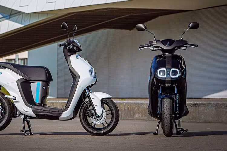 Mẫu xe máy điện Yamaha Neo’s lần đầu tiên được giới thiệu tại Việt Nam vào cuối năm 2022 và chính thức bán ra từ tháng 3/2023. Đây cũng là mẫu xe máy điện đầu tiên được Yamaha lắp ráp trong nước và phân phối chính hãng tại thị trường Việt Nam.