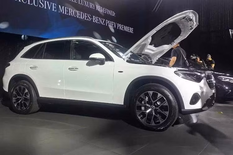 Về giá bán, các tư vấn viên chưa đưa ra được con số chính xác ở thời điểm hiện tại nhưng khẳng định sẽ "chắc chắn tăng nhưng vẫn sẽ ở trong mức dễ tiếp cận". Xét tới việc bản GLC 300 4MATIC hiện cũng đang có giá 2,799 tỷ đồng, có thể dự đoán GLC 350e 4MATIC sẽ ở khoảng giá 3 tỷ đồng.