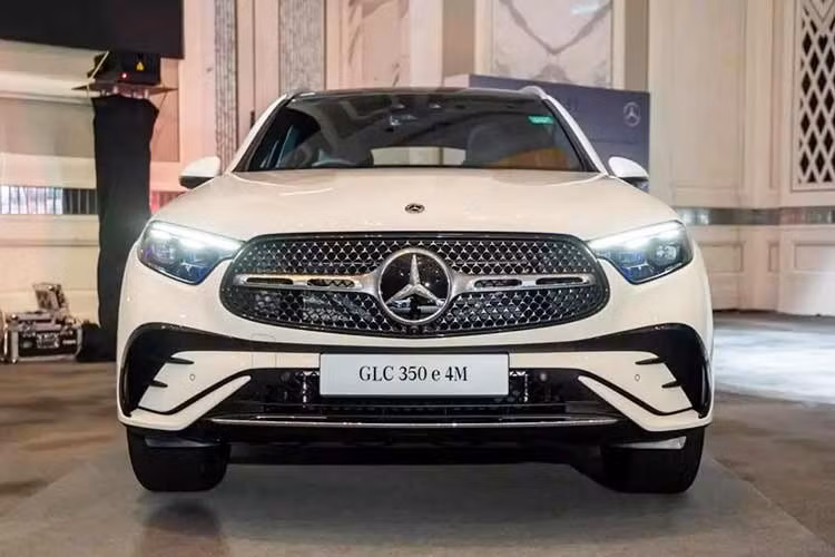 Nhiều khả năng Mercedes-Benz GLC 350e 4Matic 2026 mới sẽ chính thức ra mắt thị trường Việt Nam vào quý IV năm nay. Ngoài ra, cuối năm nay, Mercedes-Benz còn giới thiệu mẫu xe điện CLA ở thị trường Việt Nam với giá dễ tiếp cận, chỉ từ 1,699 tỷ đồng.