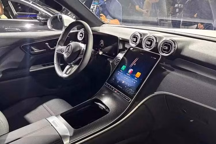 Chưa hết, Mercedes-Benz GLC 350e 4Matic mới còn hỗ trợ sạc nhanh DC với công suất 60 kW, cho phép sạc pin trong thời gian chỉ khoảng 30 phút. Bên cạnh đó là bộ sạc chậm AC 11 kW. Trừ động cơ và cổng sạc nằm ở chắn bùn sau bên trái, GLC 350e 4Matic không có gì khác biệt so với các bản còn lại của dòng SUV hạng sang này.