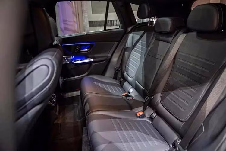 Các trang bị tiện ích khác bên trong của Mercedes-Benz GLC 350e 4Matic gồm; sạc điện thoại không dây, hệ thống đèn viền trang trí nội thất 64 màu, hệ thống âm thanh Burmester, màn hình hiển thị thông tin kính lái HUD và kính cách âm, tích hợp sấy.