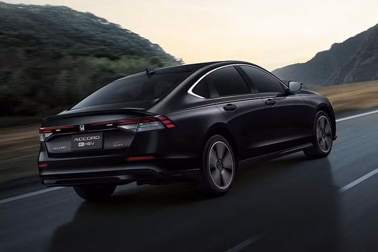 Tại thị trường Mỹ, Honda Accord hiện cạnh tranh trực tiếp với Toyota Camry, Hyundai Sonata và Nissan Altima. Bên cạnh đó, những thông tin về các mẫu sedan mới từ Buick và Ford cũng được cho là sẽ khiến cuộc đua trong phân khúc này trở nên hấp dẫn hơn trong thời gian tới.