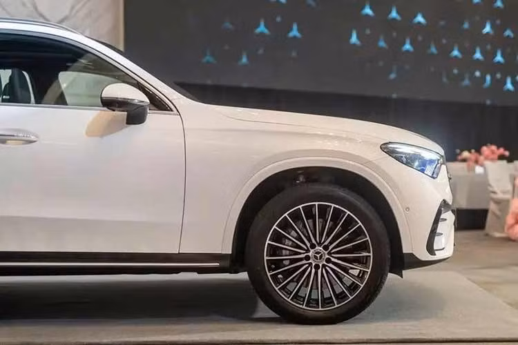 Sức mạnh động cơ cho phép Mercedes-Benz GLC 350e 4Matic tăng tốc từ 0-100 km/h trong thời gian khoảng 6,6 giây và đạt vận tốc tối đa giới hạn điện tử 217 km/h. Đặc biệt, xe có thể xe chạy khoảng 130 km mà không tốn một giọt xăng. Điều này sẽ giúp xe tiết kiệm xăng hơn các phiên bản còn lại của dòng GLC.