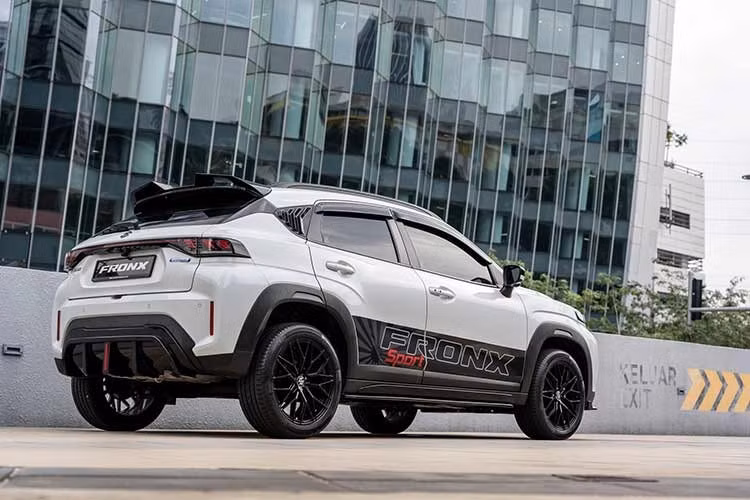 Suzuki Fronx Sport được nhập khẩu nguyên chiếc từ Indonesia. Tại Malaysia, xe có hai tùy chọn màu sơn gồm trắng Pearl Snow White phối đen Cool Black và đen Cool Black. Chế độ bảo hành áp dụng cho xe là 3 năm hoặc 100.000 km, trong khi pin hybrid được bảo hành 5 năm hoặc 100.000 km.