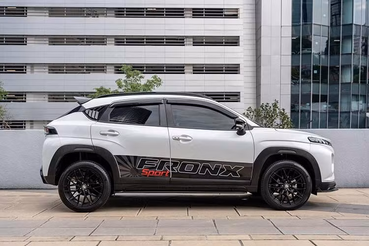 So với Fronx Hybrid tiêu chuẩn, phiên bản Sport được bổ sung một số chi tiết ngoại thất nhằm tạo phong cách thể thao hơn. Danh sách thay đổi gồm ốp cản trước mở rộng phía dưới, ốp sườn, lưới tản nhiệt và logo sơn đen, tùy chọn mâm hợp kim 17 inch đi kèm lốp Continental UltraContact UC7 kích thước 215/50R17.