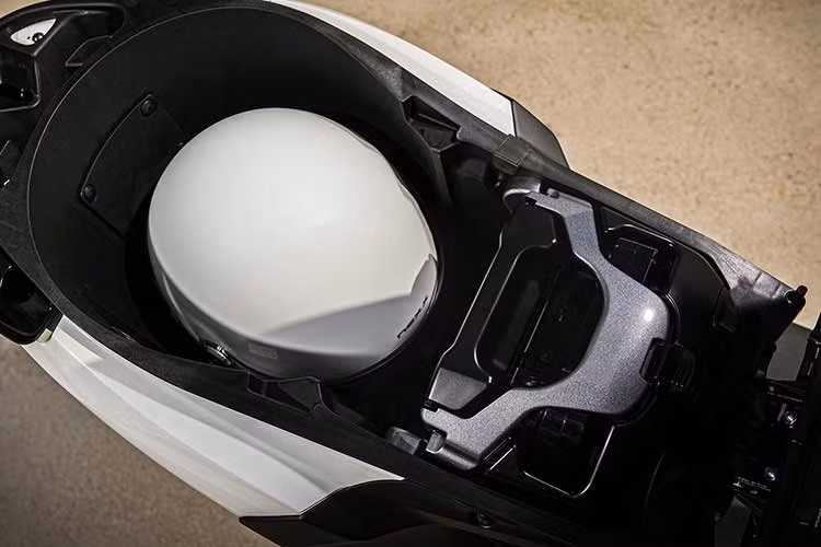 Về khả năng vận hành, Yamaha Neo’s 2026 tiếp tục sử dụng động cơ điện một chiều không chổi than YIPU 2 do Yamaha phát triển. Động cơ này có công suất tối đa 2,3 kW, công suất định danh 2 kW và mô-men xoắn cực đại 43,49 Nm, mang lại khả năng tăng tốc mượt mà và vận hành êm ái.