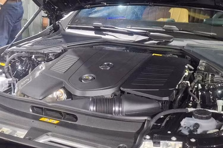 Trang bị an toàn của xe Mercedes-Benz GLC 350e 4Matic sắp ra mắt Việt Nam cũng khá phong phú với camera 360 độ, hệ thống kiểm soát hành trình thích ứng, hỗ trợ giữ làn đường, cảnh báo điểm mù, phanh tự động giảm va chạm và hỗ trợ đỗ xe chủ động.