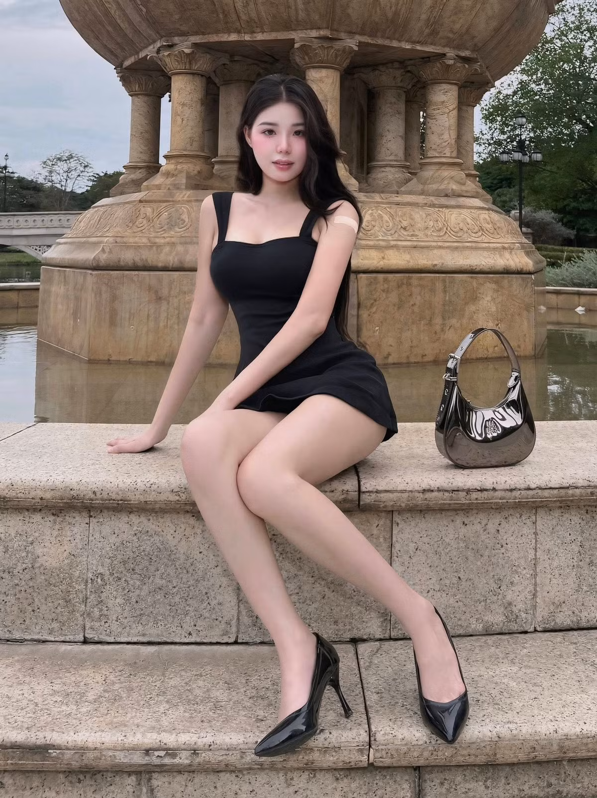 Trong bộ ảnh mới, Trà Hạ Ly nàng diện một bộ bikini quyến rũ, pose dáng tự nhiên dưới tán cây xanh mát, tận dụng ánh nắng vàng và không gian resort nhiệt đới để tôn lên nét tươi trẻ, phóng khoáng.