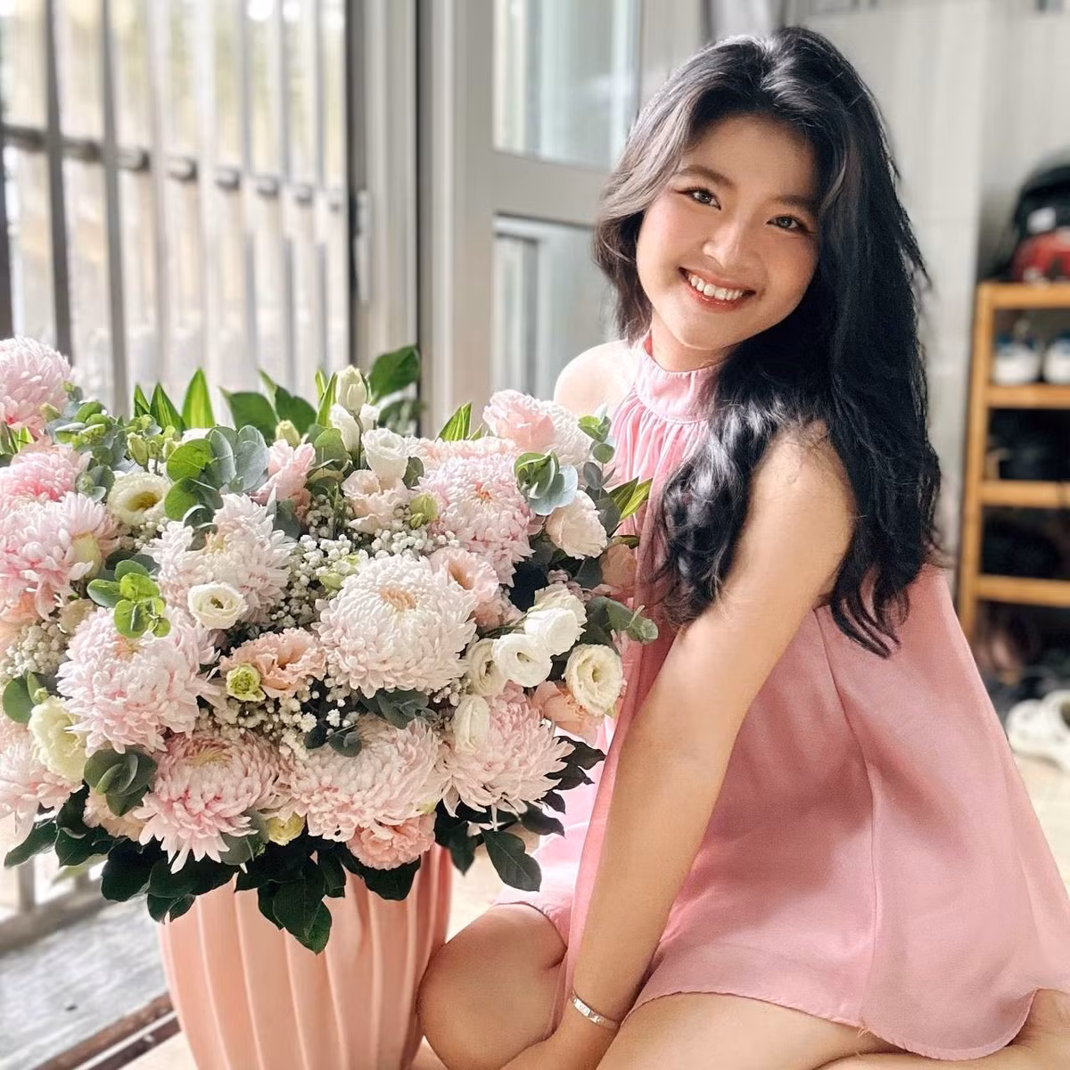Hiện tại, Rosa tập trung củng cố thương hiệu, hoàn thiện quy trình làm việc và nâng cao trải nghiệm khách hàng. Trong thời gian tới, cô dự định phát triển thêm mảng trang sức thiết kế riêng và mở rộng kênh bán hàng trực tuyến để tiếp cận nhóm khách trẻ.