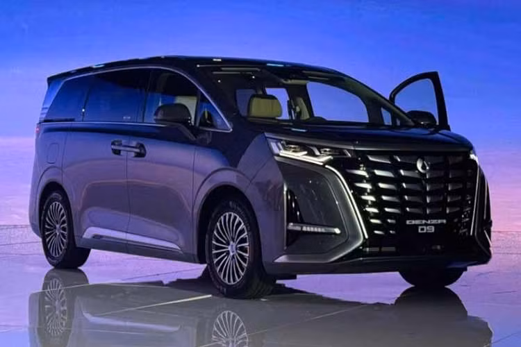Mẫu MPV này dự kiến có mặt tại các đại lý vào tháng 4/2026. Khách hàng đặt mua xe trong giai đoạn này sẽ được tặng 18 tháng sạc nhanh miễn phí. Denza D9 đời cũ từng được mang đến Việt Nam để trưng bày trong Triển lãm VMS 2024. Tuy nhiên, đến thời điểm này, xe vẫn chưa được bán ra tại nước ta.