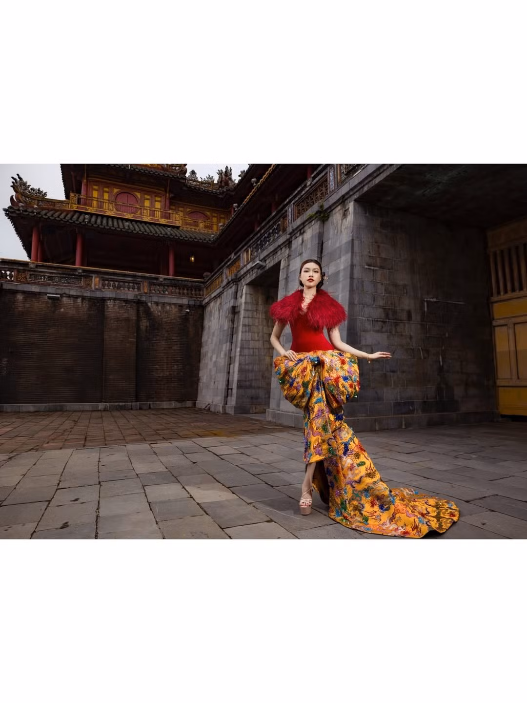 Không chỉ đẹp khi dẫn chương trình, Thanh Thanh Huyền còn ghi dấu ấn trong những bức ảnh hậu trường với phong thái tự nhiên nhưng vẫn sang – đúng chất của một hoa hậu – MC bước ra từ những cuộc thi nhan sắc lớn.